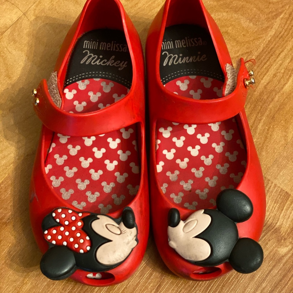 Mini Melissa Minnie and Mickey kissing